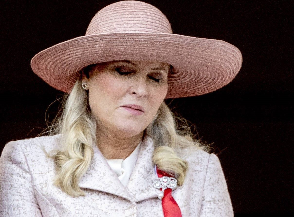 Kronprinzessin Mette-Marit schließt die Augen.