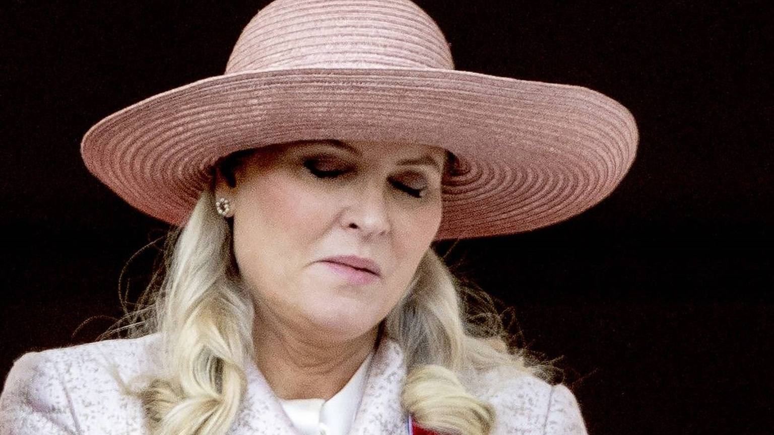 Kronprinzessin Mette-Marit schließt die Augen.