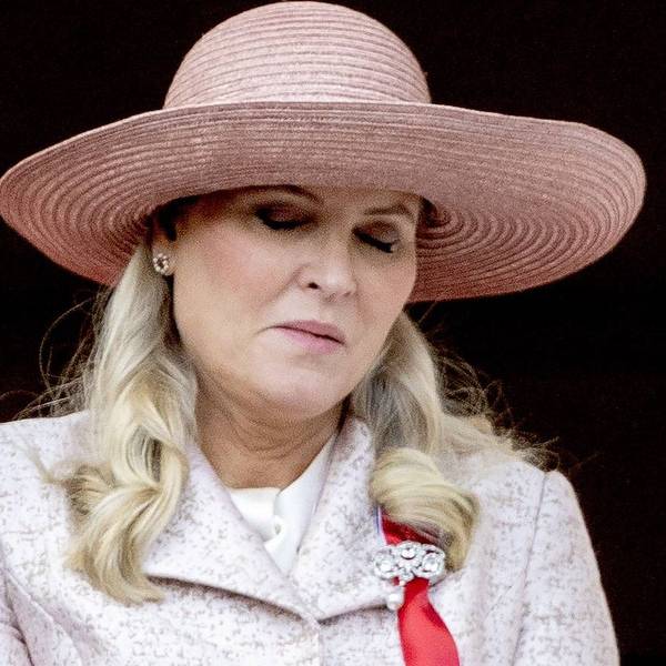 Kronprinzessin Mette-Marit von Norwegen mit geschlossenen Augen.