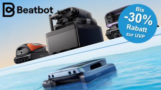 Mehrere Beatbot-Poolreinigungsroboter verschiedener Modelle nebeneinander in und an einem Pool mit klarem blauem Wasser, darunter ein im Wasser schwimmender Oberflächenreiniger, im Hintergrund weitere Modelle auf dem Poolrand – mit rotem Rabatt-Badge „Bis -30 % zur UVP" und Beatbot-Logo.