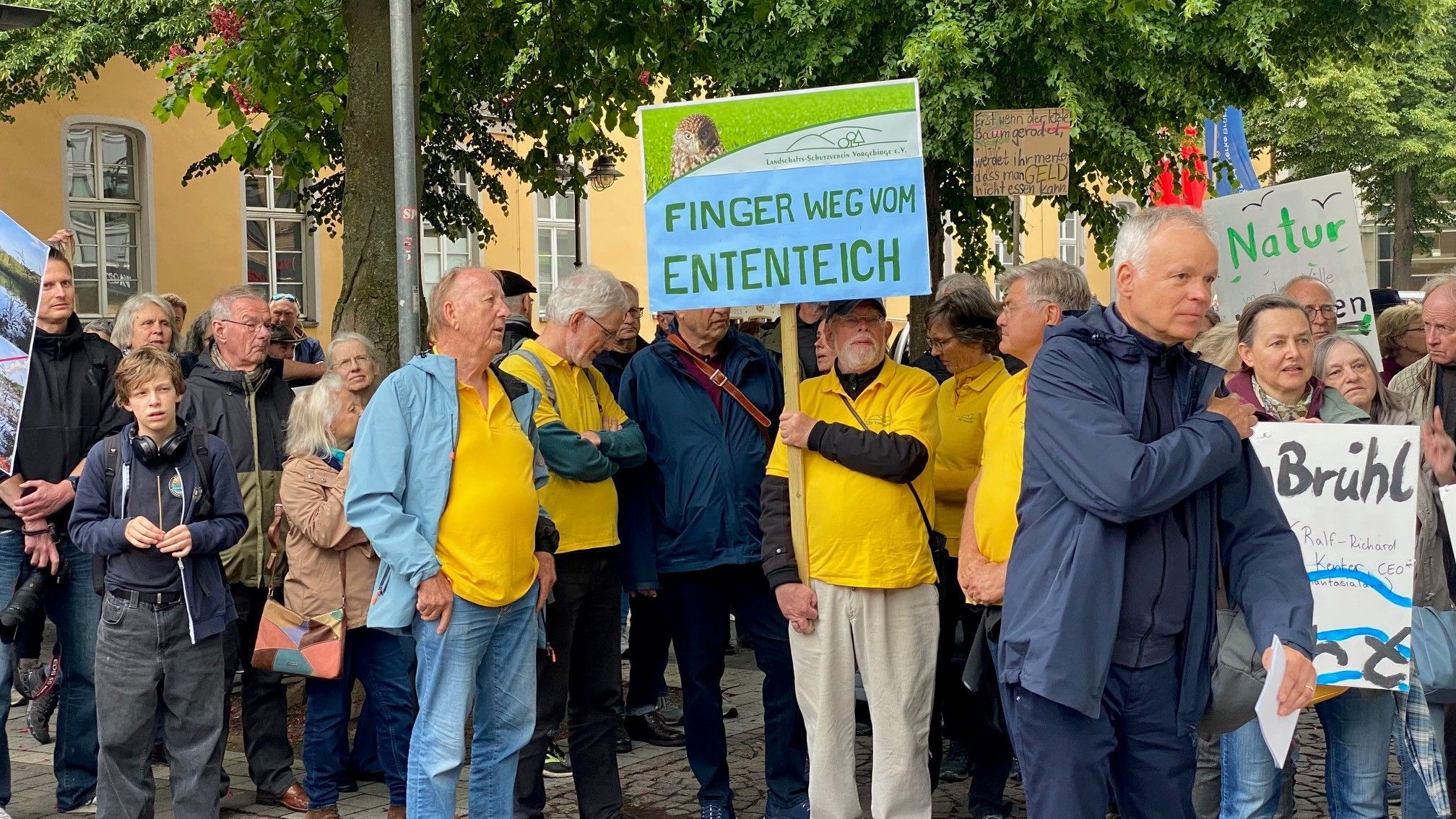 Zu sehen sind Demonstranten, sie halten Schilder hoch.