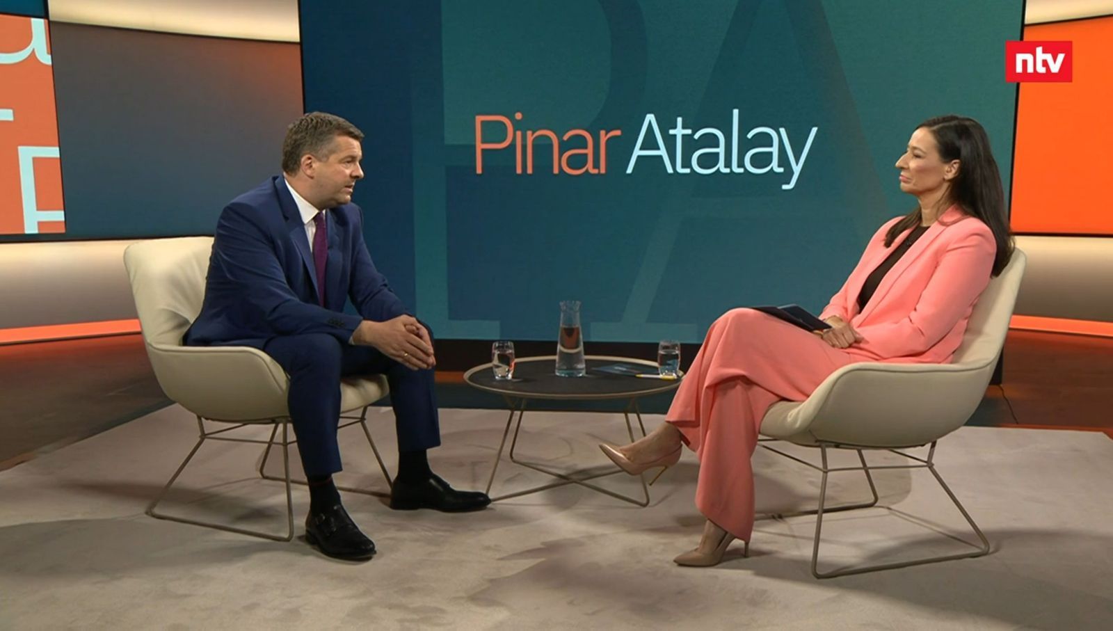 Die Worte ihres Gastes erstaunten Pinar Atalay. (Bild: RTL/ntv)