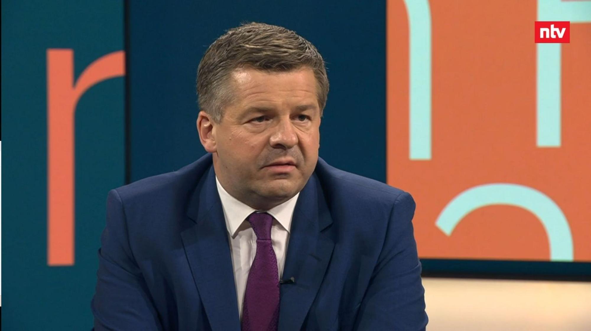 Sachsen-Anhalts Ministerpräsident Sven Schulze war am Montagabend im ntv-Talk „Pinar Atalay“ zu Gast. (Bild: RTL/ntv)