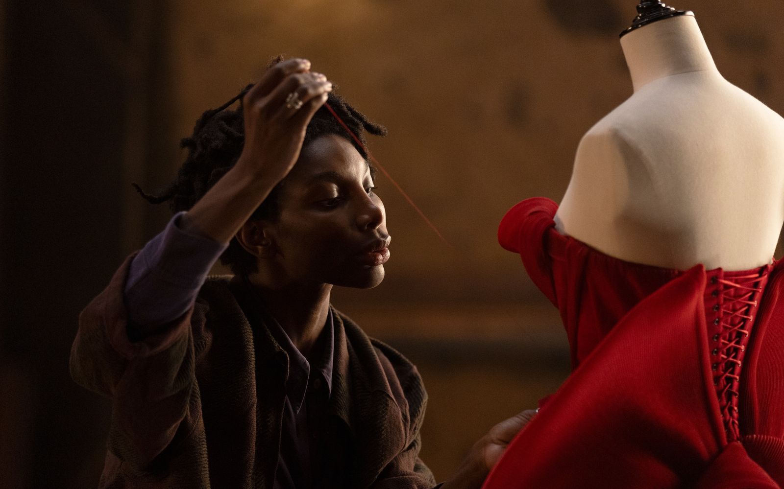Designerin Sam (Michaela Cole) soll ein neues Kleid für Mother Mary entwerfen. (Bild: Leonine Studios/Frederic Batier)