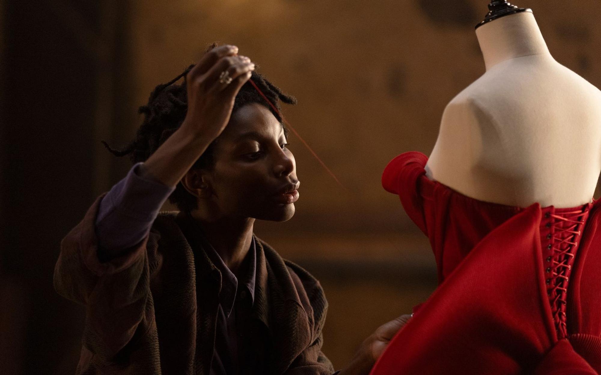Designerin Sam (Michaela Cole) soll ein neues Kleid für Mother Mary entwerfen. (Bild: Leonine Studios/Frederic Batier)
