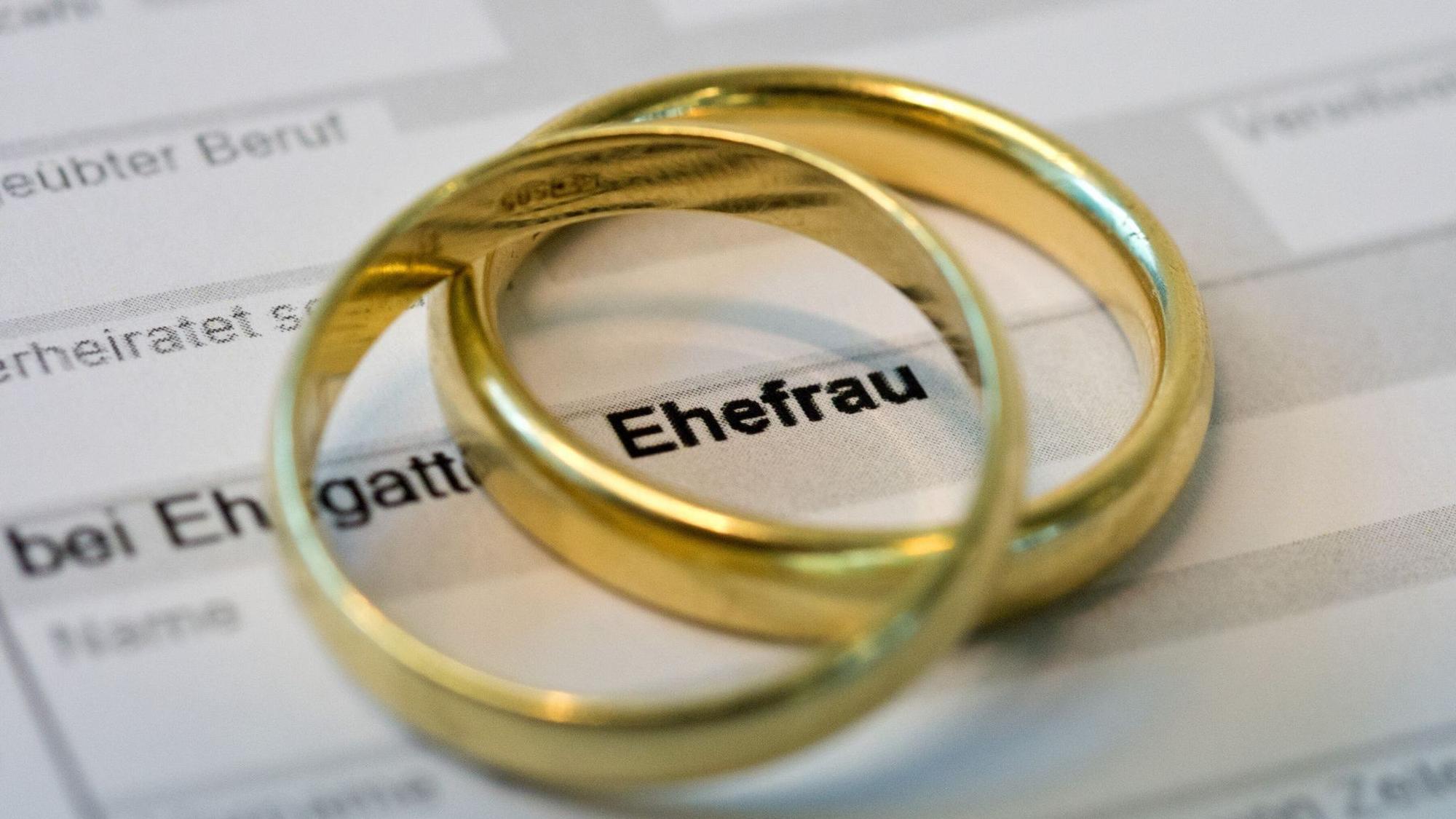 Eheringe auf einer Steuerklärung