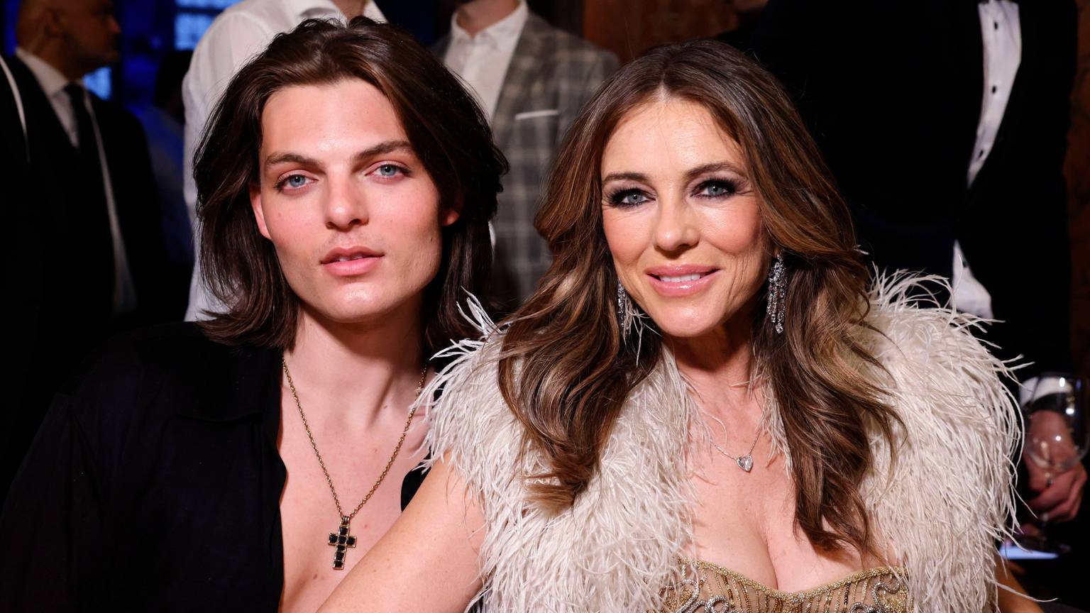 Damian und Elizabeth Hurley posieren.