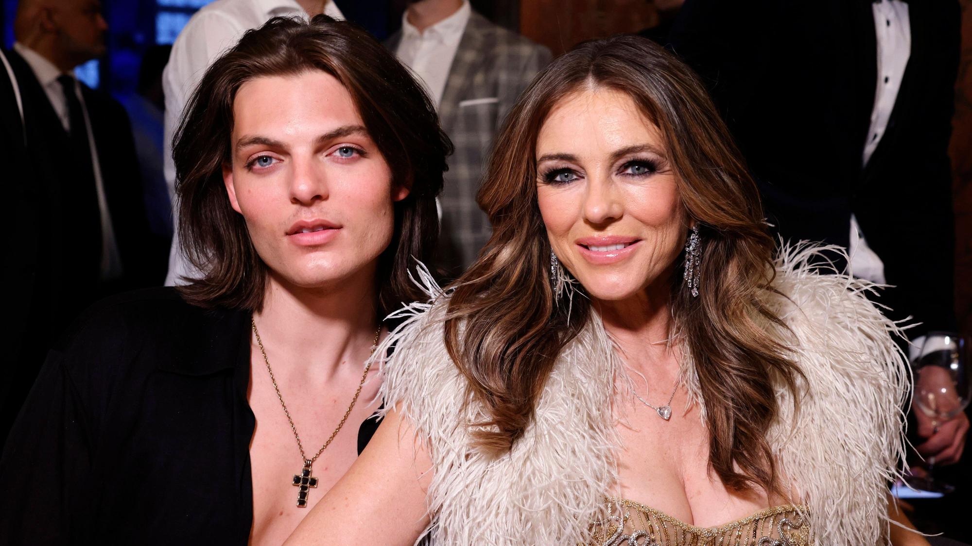 Damian und Elizabeth Hurley posieren.