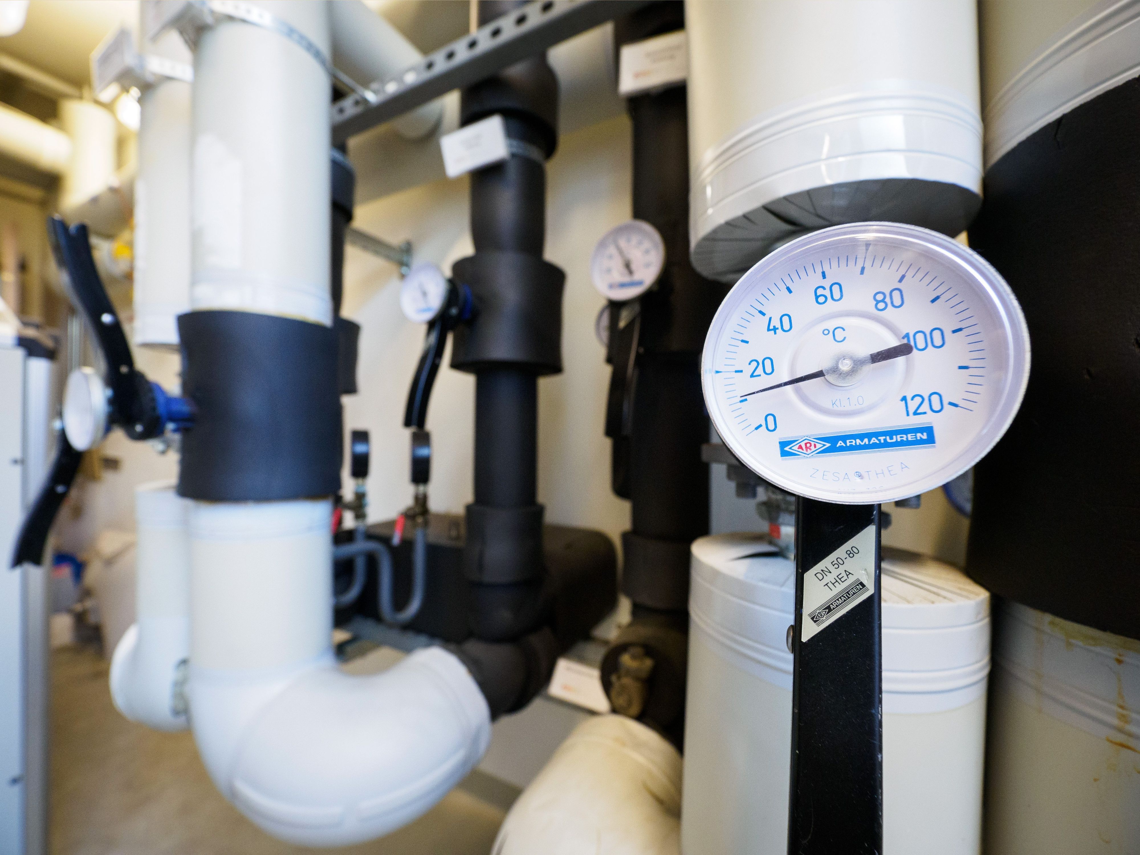 Temperaturmessung in einer Geothermie-Anlage im Heizungsraum eines Hauses. (Symbolfoto)