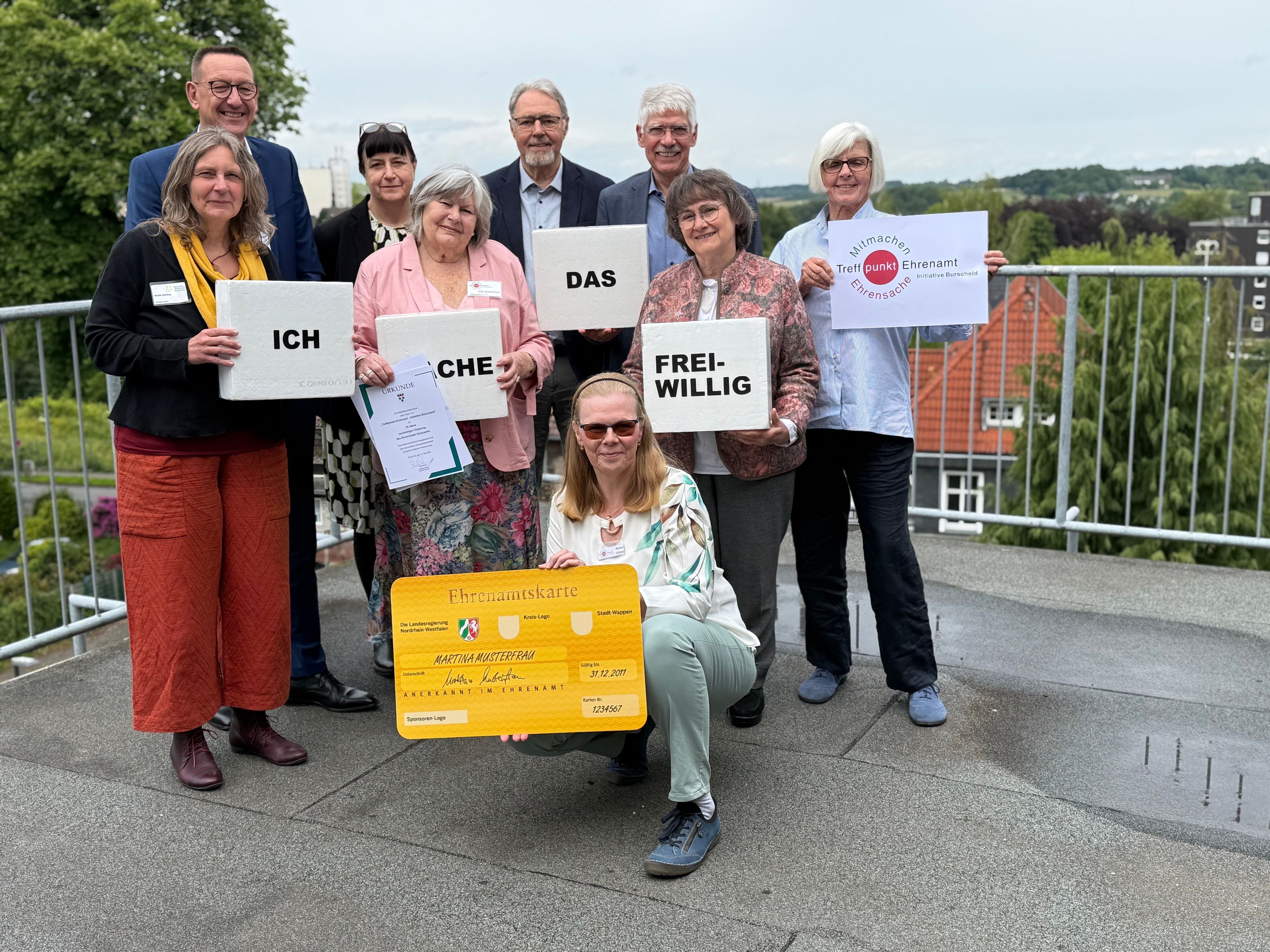 Leute vom Treffpunkt Ehrenamt auf der Terrasse des Burscheider Rathauses