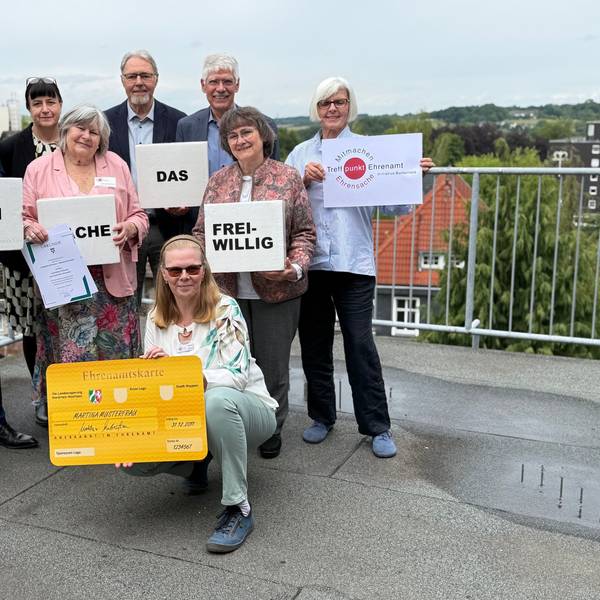 Leute vom Treffpunkt Ehrenamt auf der Terrasse des Burscheider Rathauses