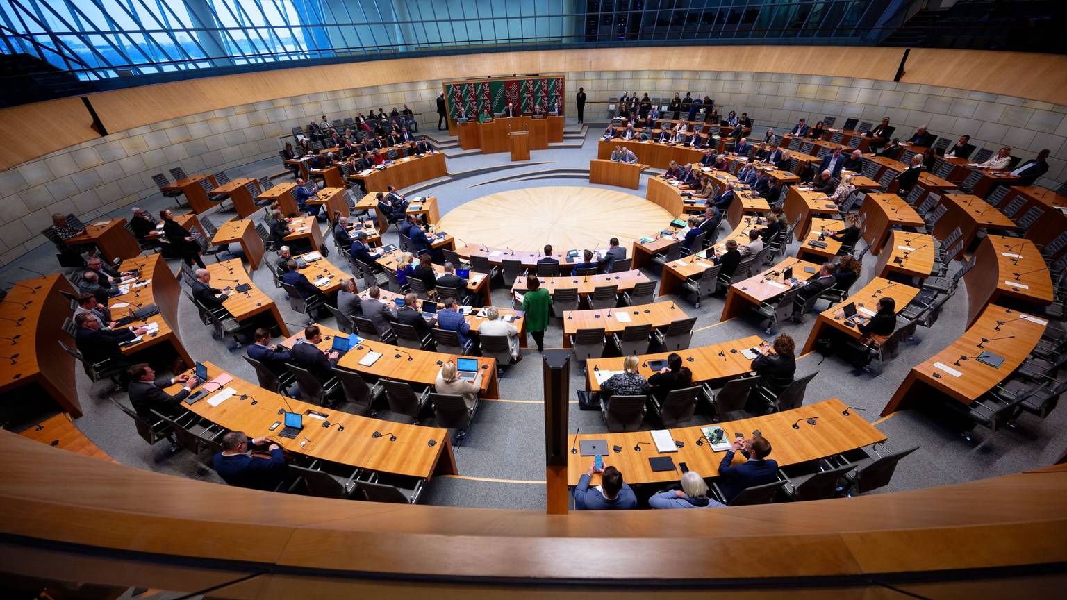 ARCHIV - 17.12.2025, Nordrhein-Westfalen, Düsseldorf: Abgeordnete sitzen bei einer Plenarsitzung des Landtags Nordrhein-Westfalen im Plenarsaal. Mit einer Schweigeminute hat das nordrhein-westfälische Parlament der Opfer des Zweiten Weltkriegs gedacht. (zu dpa: «Landtag gedenkt Kriegsopfern und mahnt zu Frieden») Foto: Henning Kaiser/dpa +++ dpa-Bildfunk +++