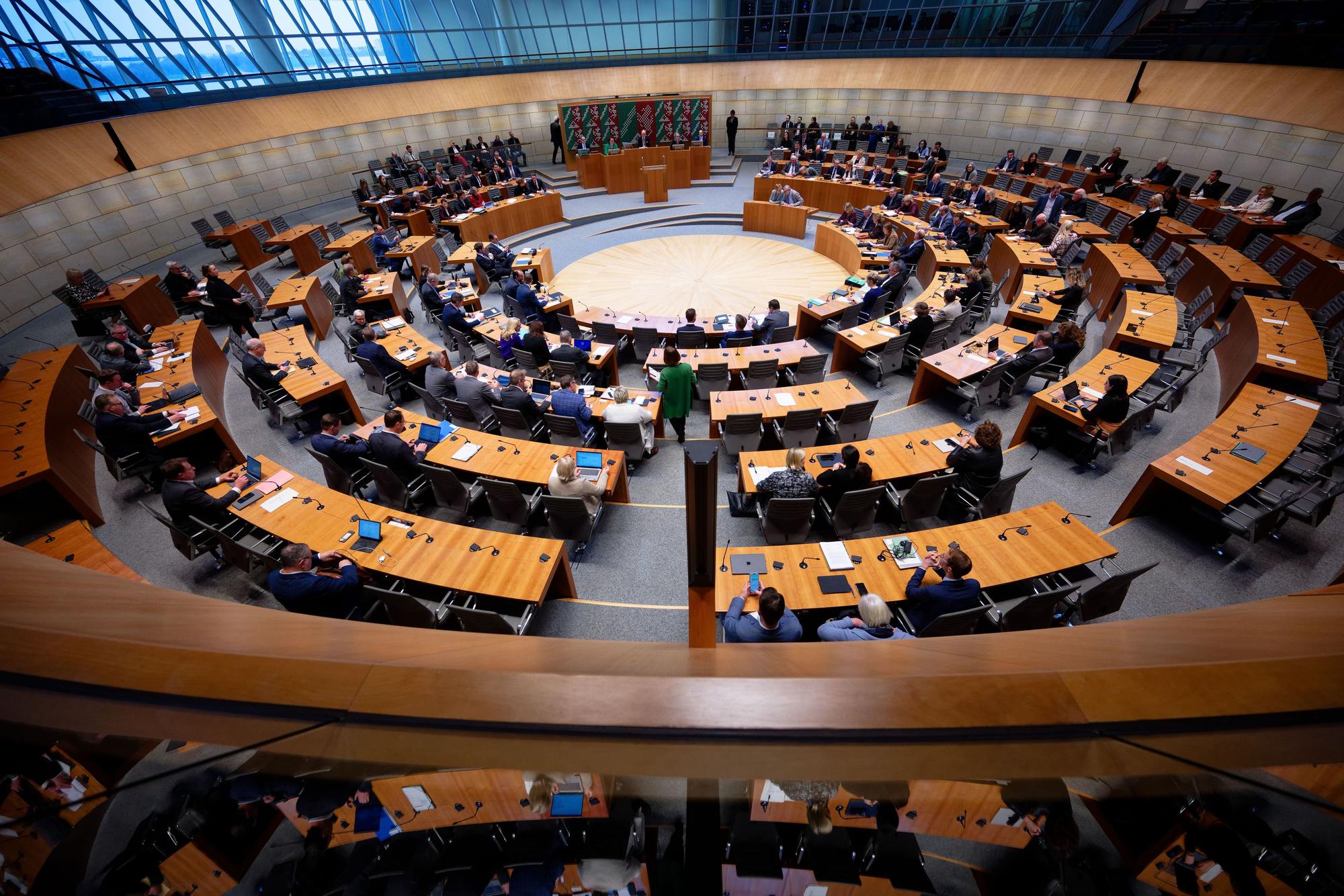 ARCHIV - 17.12.2025, Nordrhein-Westfalen, Düsseldorf: Abgeordnete sitzen bei einer Plenarsitzung des Landtags Nordrhein-Westfalen im Plenarsaal. Mit einer Schweigeminute hat das nordrhein-westfälische Parlament der Opfer des Zweiten Weltkriegs gedacht. (zu dpa: «Landtag gedenkt Kriegsopfern und mahnt zu Frieden») Foto: Henning Kaiser/dpa +++ dpa-Bildfunk +++
