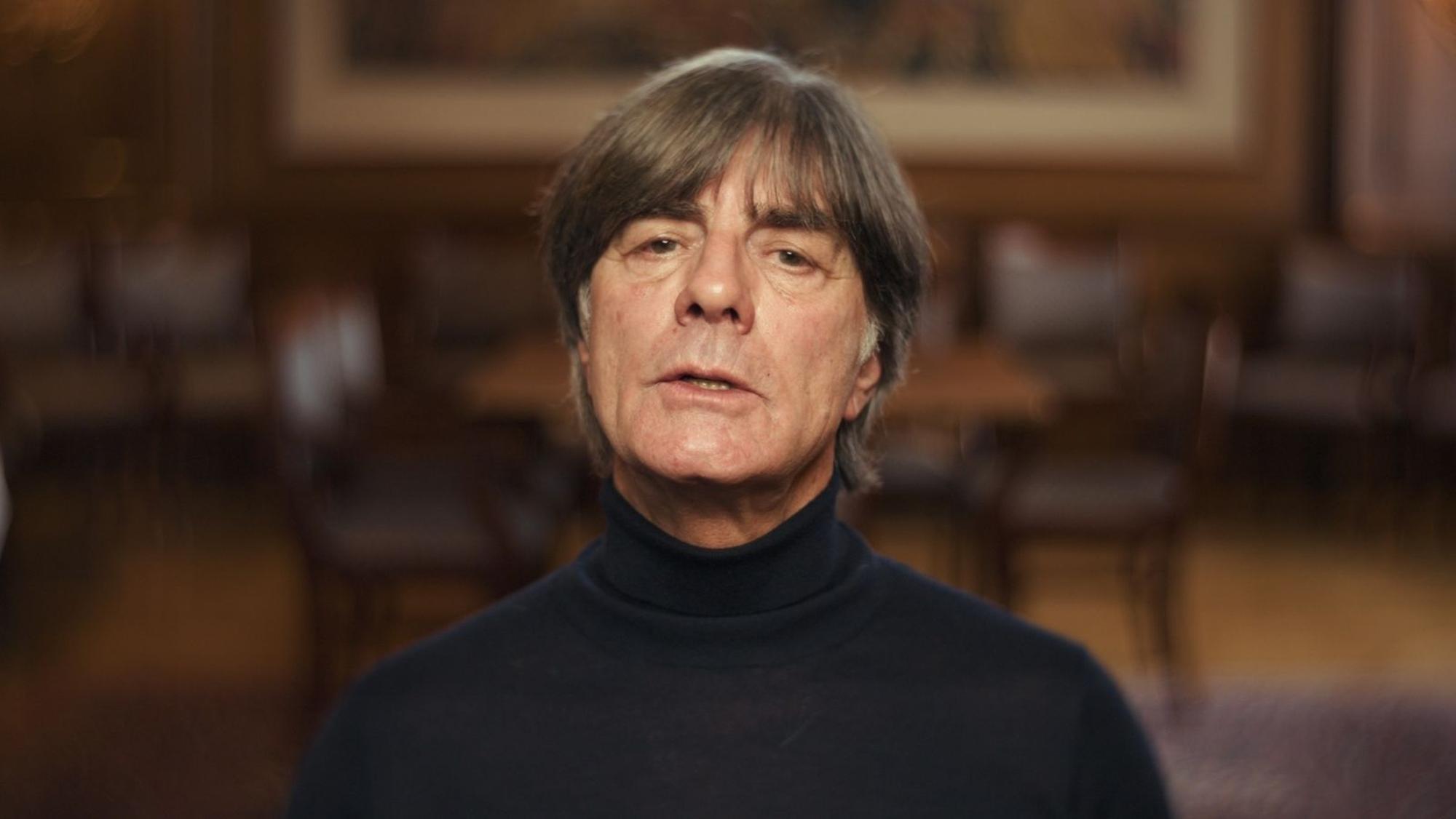 Joachim „Jogi“ Löw, heute 66 Jahre alt, wurde von Jürgen Klinsmann damals als Co-Trainer berufen. Nach dem überraschenden Rückzug Klinsmanns nach der WM übernahm er den Chefposten - und wurde 2014 Fußball-Weltmeister mit Deutschland. (Bild: ZDF)