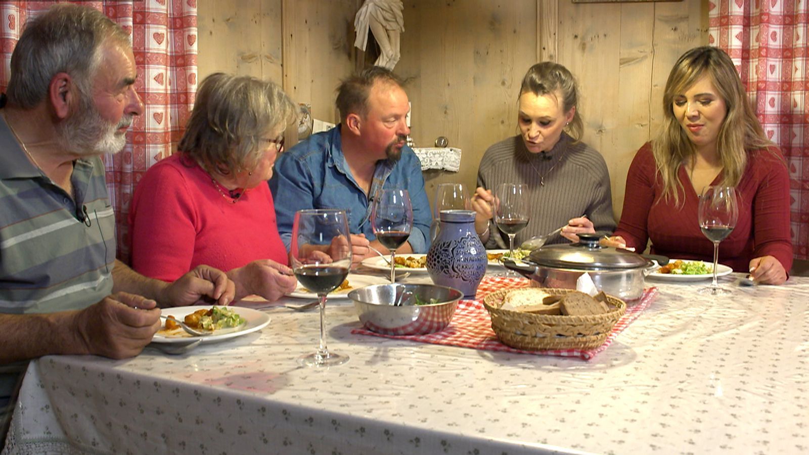Andreas' Eltern begutachten die zwei Hofdamen neugierig. (Bild: RTL)