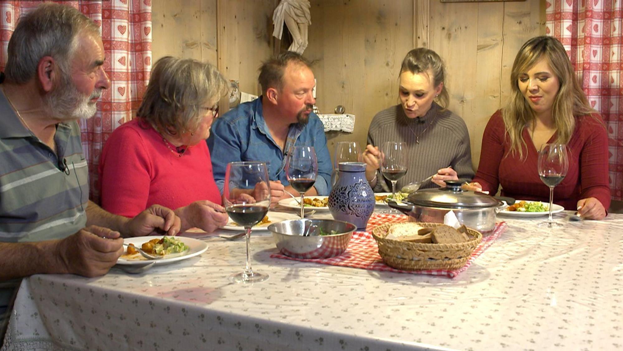 Andreas' Eltern begutachten die zwei Hofdamen neugierig. (Bild: RTL)