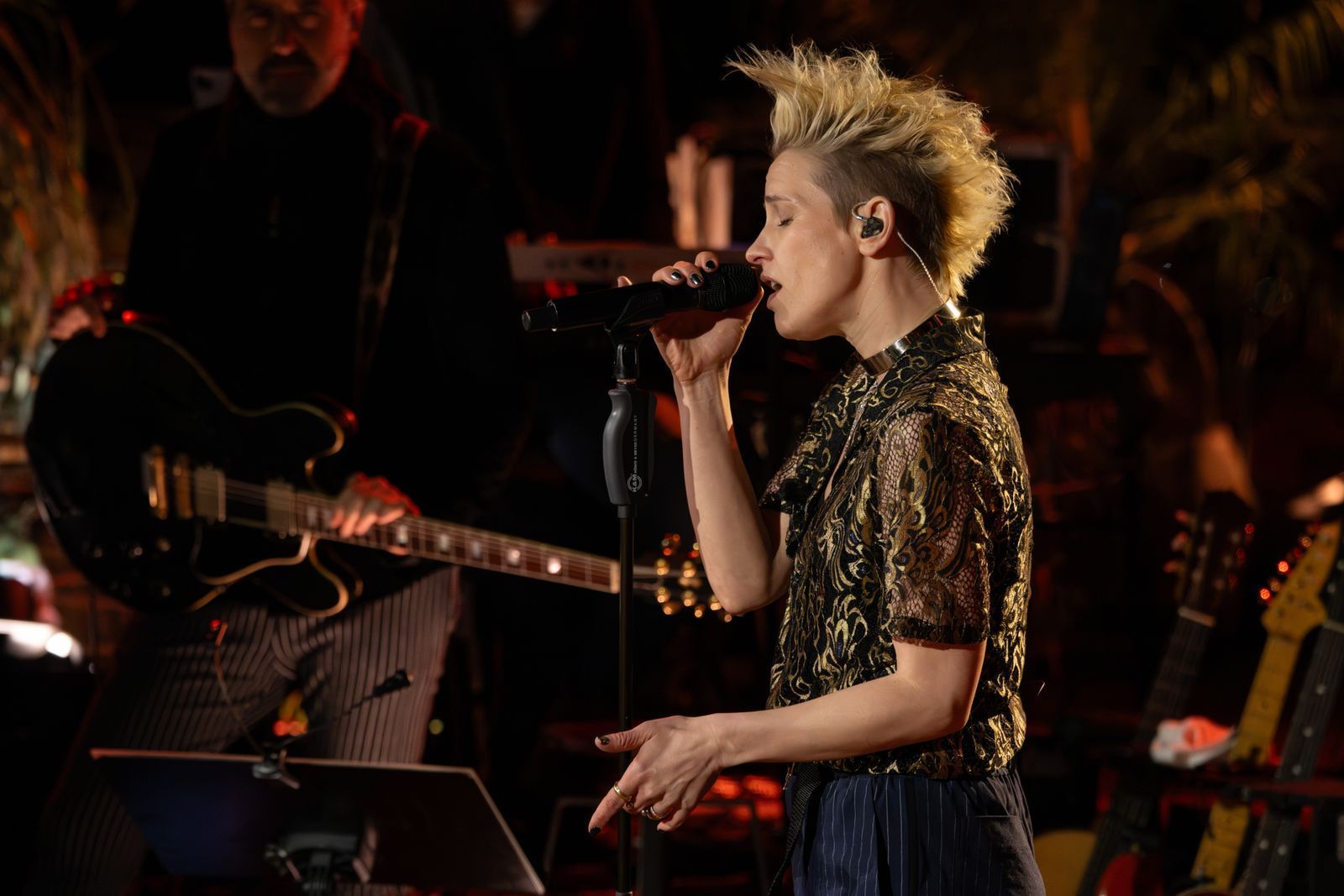 Deine Cousine rührt Rudolf Schenker mit „Still Loving You“ zu Tränen. (Bild: RTL / Markus Hertrich)