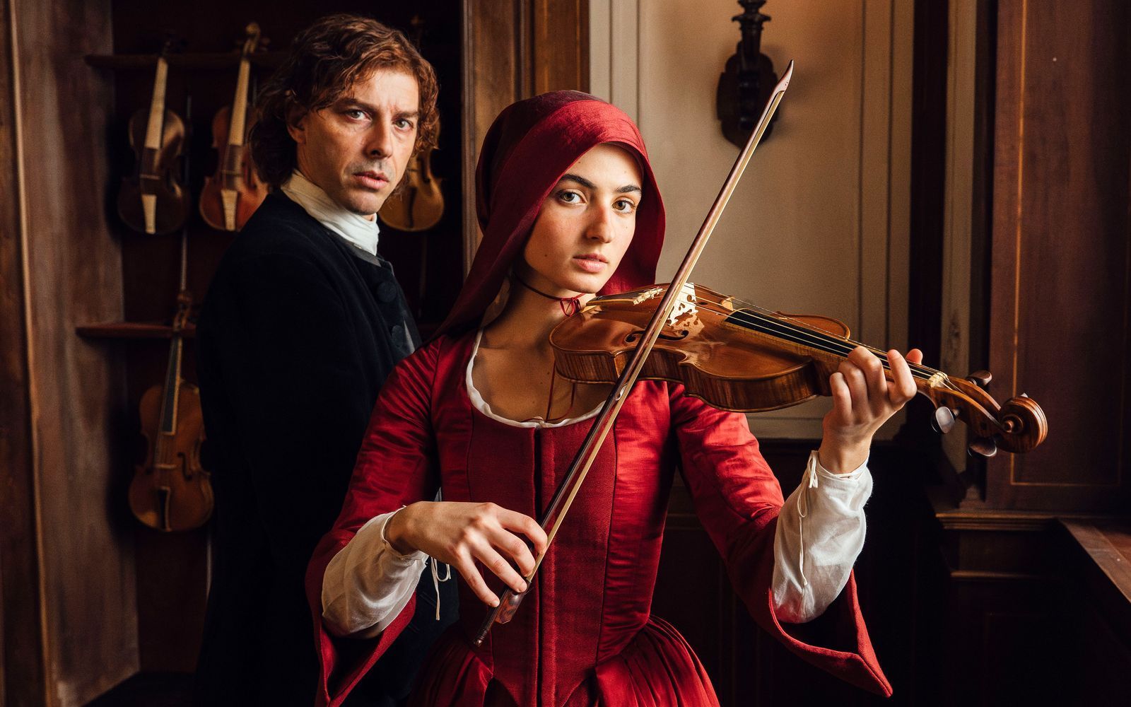 Antonio Vivaldi (Michele Riondino) und Cecilia (Tecla Insolia) finden über die Musik zueinander. (Bild: Kimberley Ross/X Verleih)