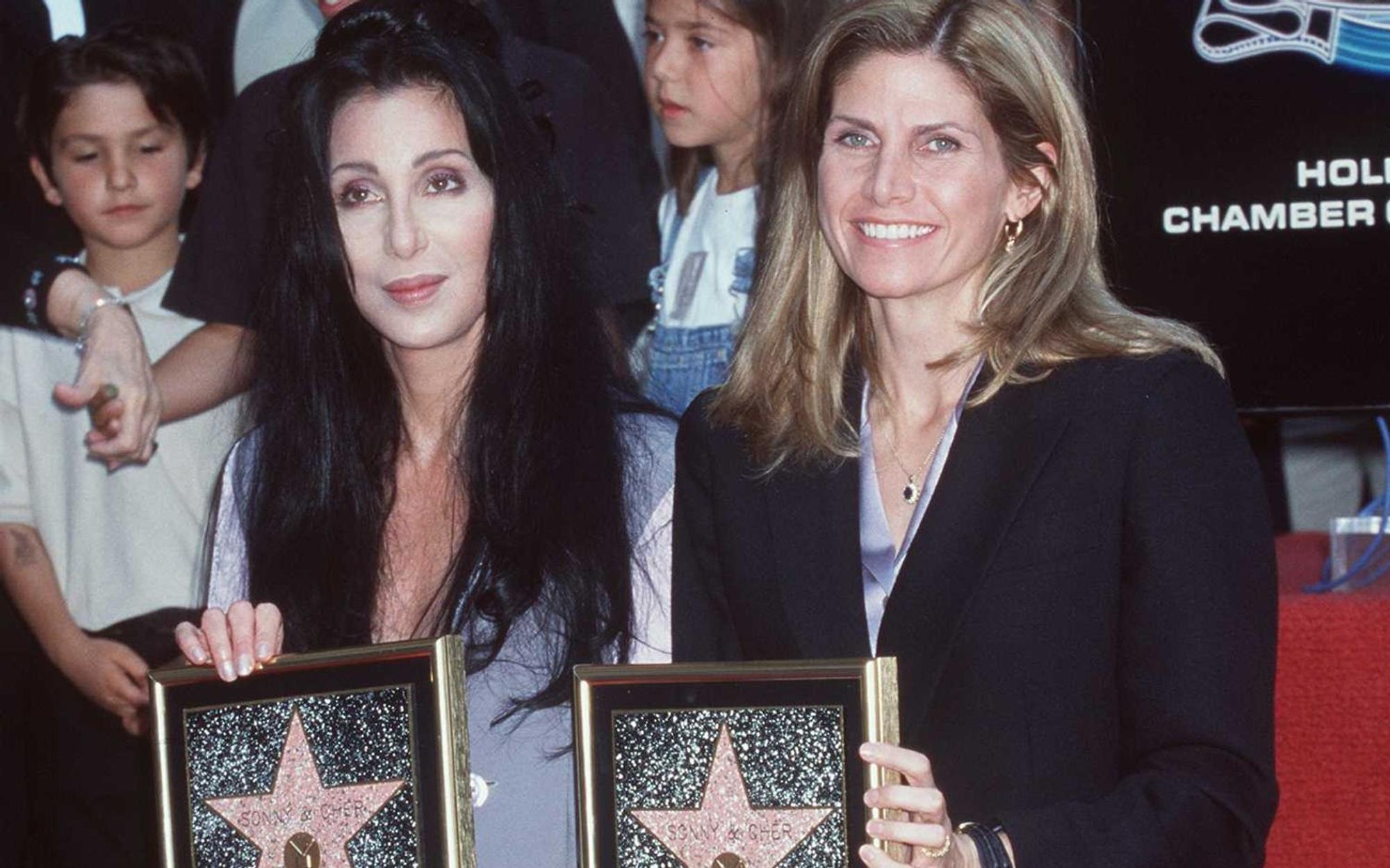1998 erhielt Cher (Bild links, mit Sonny Bonos Witwe Mary Bono) als Teil von Sonny & Cher einen Stern auf dem Hollywood Walk of Fame. (Bild: Brenda Chase / Online USA / Getty Images)