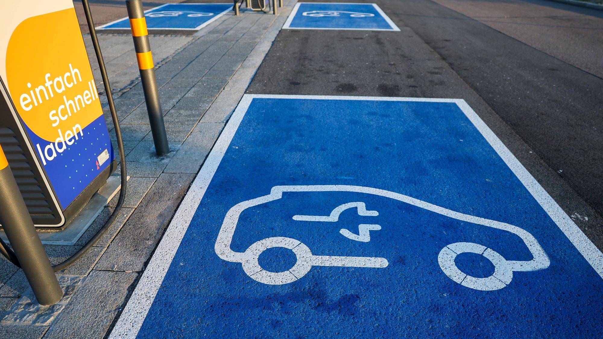Blaue Parkflächen sind vor Ladesäulen für Elektroautos des Betreibers EnBW markiert.
