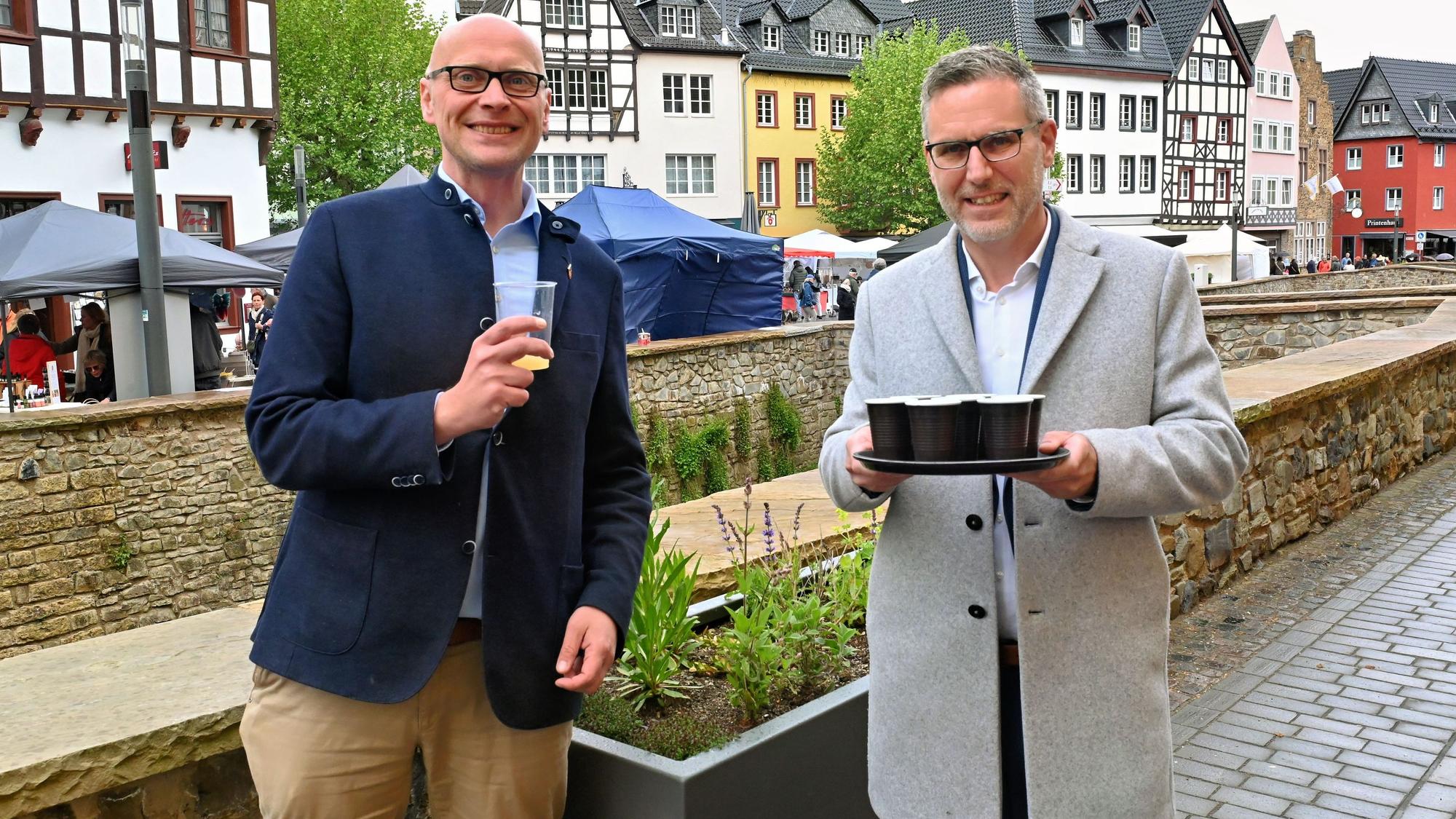 Norbert Crump hält Kräutergetränke in der Hand, sein Amtskollege Sebastian Glatzel hat schon probiert.