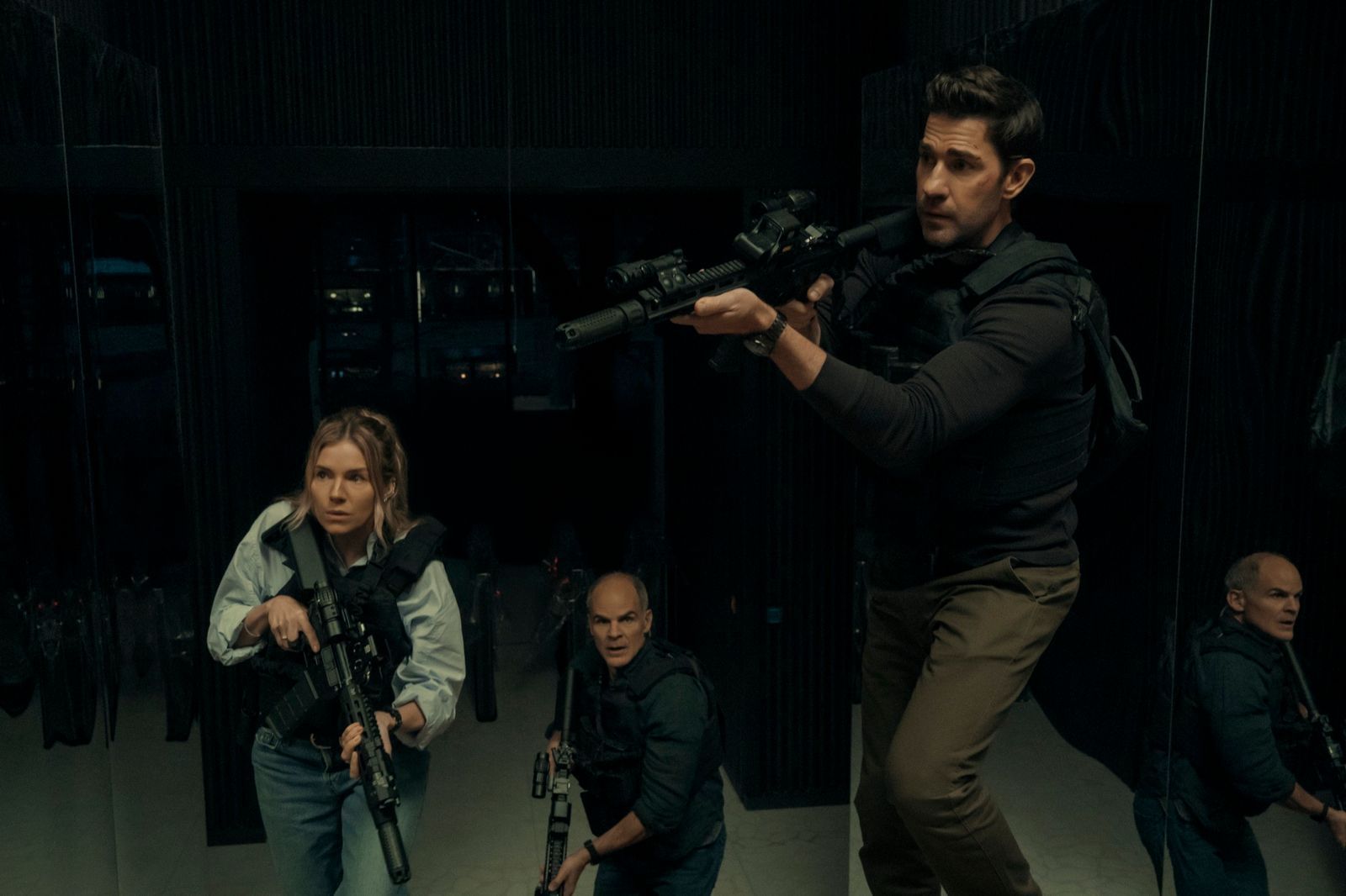 Jack Ryan (John Krasinski, rechts) wagt sich mit Emma Marlow (Sienna Miller) und Mike November (Michael Kelly) in die Höhle der Löwen. (Bild: Amazon Content Services LLC / Jonny Cournoyer / Prime Video)