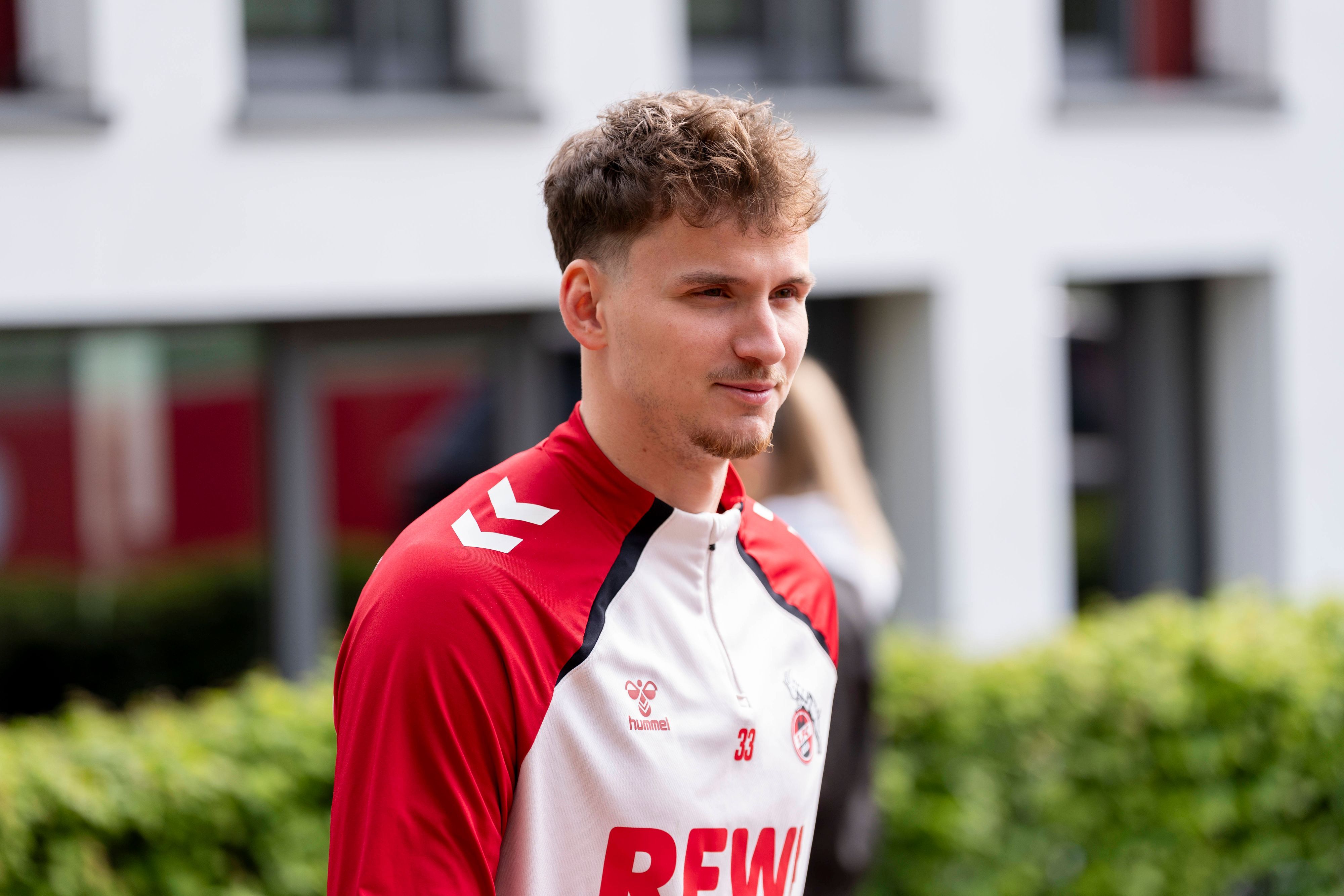 Rav van den Berg in Trainingsklamotten des 1. FC Köln.