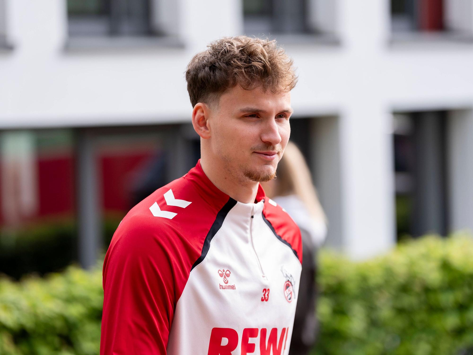 Rav van den Berg in Trainingsklamotten des 1. FC Köln.