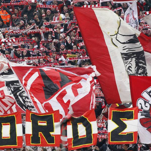 Ein Banner der Ultra-Gruppierung „Wilde Horde“ in der Kölner Südkurve. Die Spendenbereitschaft für die FC-Fans ist nach einem Brand im Vereinsheim der Gruppe enorm. (Archivbild)