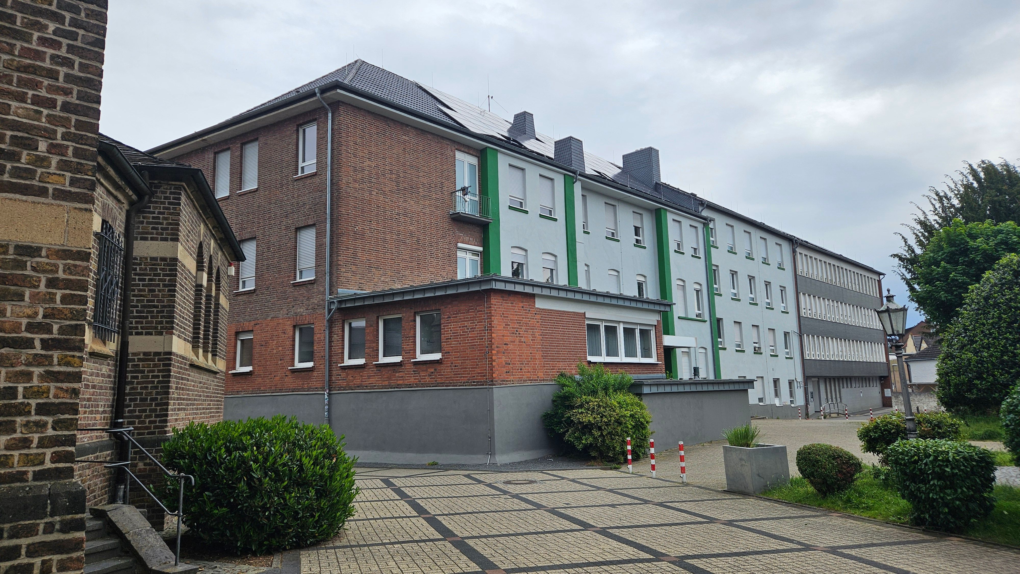 Zu sehen ist das frühere und nun leerstehende Krankenhaus in Bedburg.
