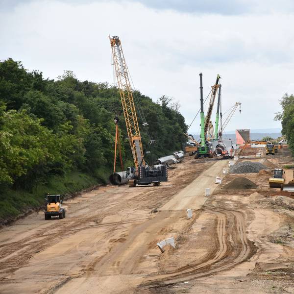 Der Bau der Rheinwasser-Pipeline zwischen der Erft und dem Tagebau Hambach ist in vollem Gange.
