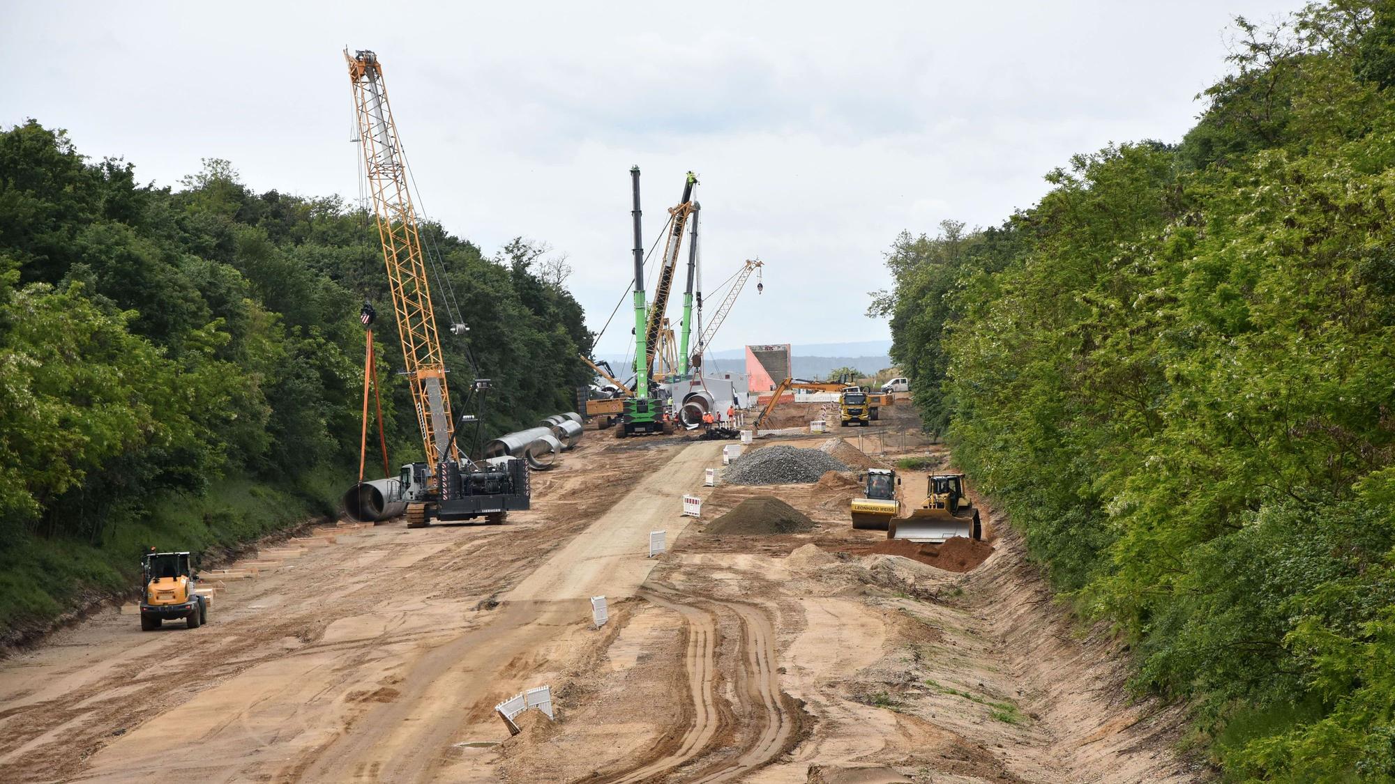 Der Bau der Rheinwasser-Pipeline zwischen der Erft und dem Tagebau Hambach ist in vollem Gange.