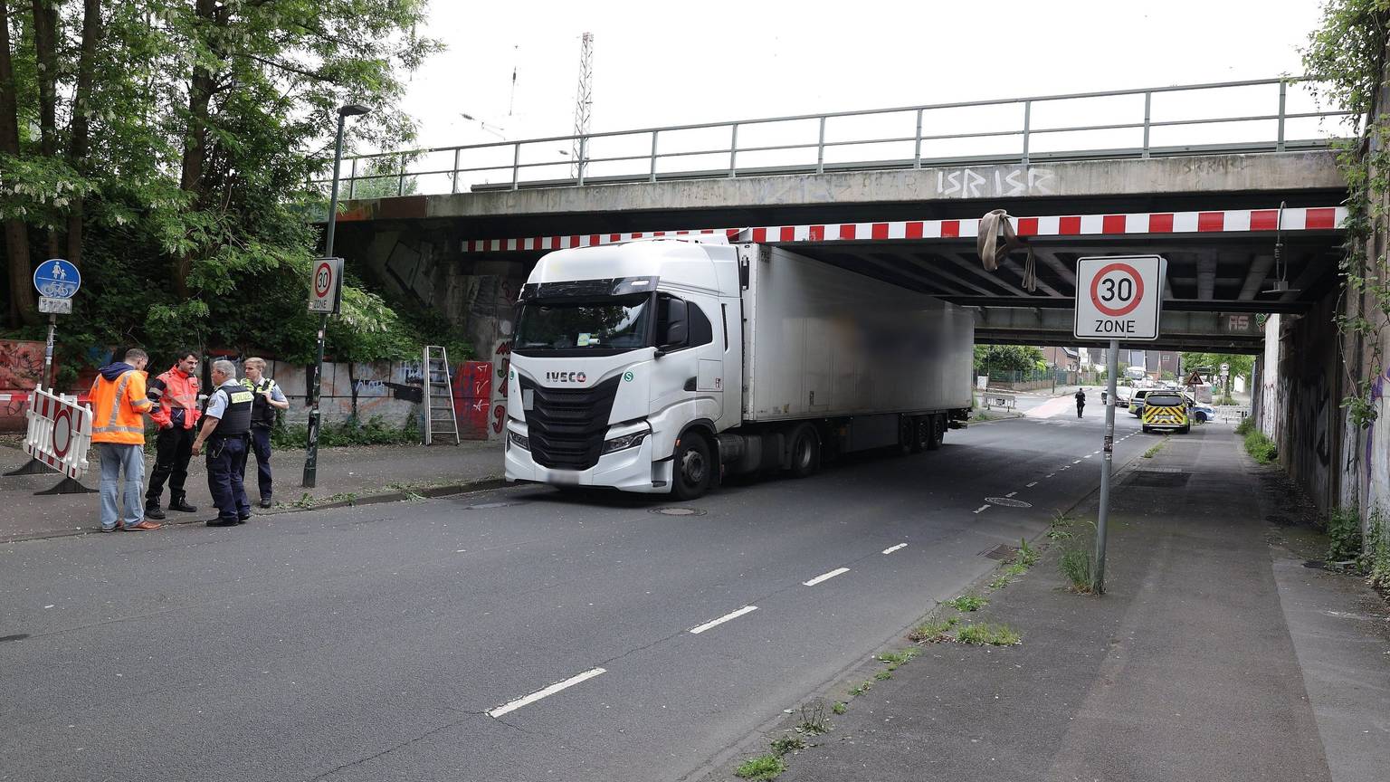 19.05.2026, Nordrhein-Westfalen, Düsseldorf: Ein Lkw steckt unter eine Eisenbahnbrücke fest. Zahlreiche Bahnreisende von und nach Düsseldorf sowie auf der verkehrsreichen Strecke zwischen Düsseldorf und Köln müssen nach dem Lkw-Unfall in einer Unterführung mit Umleitungen und Ausfällen rechnen. Foto: David Young/dpa - ACHTUNG: Kennzeichen und Kennungen wurden rechtlichen Gründen gepixelt +++ dpa-Bildfunk +++