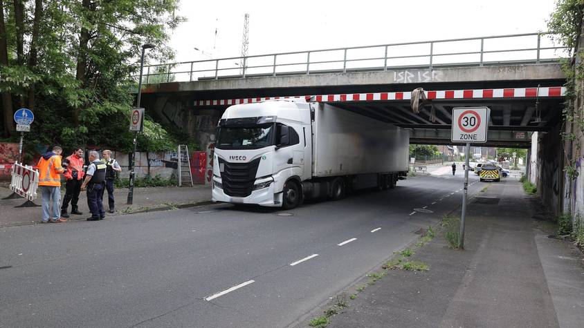19.05.2026, Nordrhein-Westfalen, Düsseldorf: Ein Lkw steckt unter eine Eisenbahnbrücke fest. Zahlreiche Bahnreisende von und nach Düsseldorf sowie auf der verkehrsreichen Strecke zwischen Düsseldorf und Köln müssen nach dem Lkw-Unfall in einer Unterführung mit Umleitungen und Ausfällen rechnen. Foto: David Young/dpa - ACHTUNG: Kennzeichen und Kennungen wurden rechtlichen Gründen gepixelt +++ dpa-Bildfunk +++