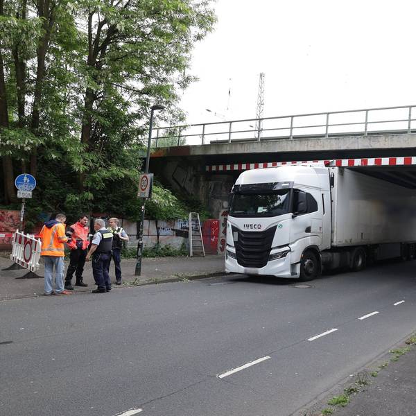 19.05.2026, Nordrhein-Westfalen, Düsseldorf: Ein Lkw steckt unter eine Eisenbahnbrücke fest. Zahlreiche Bahnreisende von und nach Düsseldorf sowie auf der verkehrsreichen Strecke zwischen Düsseldorf und Köln müssen nach dem Lkw-Unfall in einer Unterführung mit Umleitungen und Ausfällen rechnen. Foto: David Young/dpa - ACHTUNG: Kennzeichen und Kennungen wurden rechtlichen Gründen gepixelt +++ dpa-Bildfunk +++