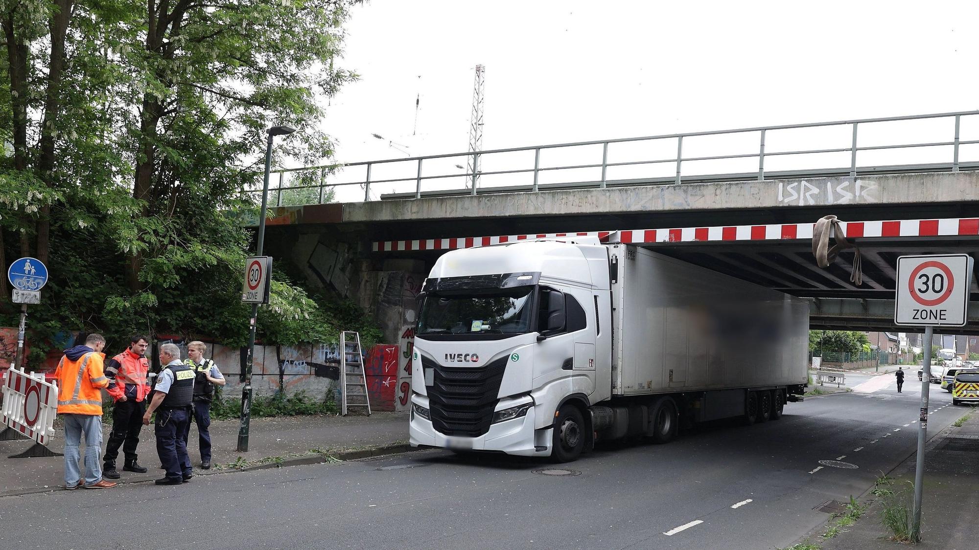 19.05.2026, Nordrhein-Westfalen, Düsseldorf: Ein Lkw steckt unter eine Eisenbahnbrücke fest. Zahlreiche Bahnreisende von und nach Düsseldorf sowie auf der verkehrsreichen Strecke zwischen Düsseldorf und Köln müssen nach dem Lkw-Unfall in einer Unterführung mit Umleitungen und Ausfällen rechnen. Foto: David Young/dpa - ACHTUNG: Kennzeichen und Kennungen wurden rechtlichen Gründen gepixelt +++ dpa-Bildfunk +++