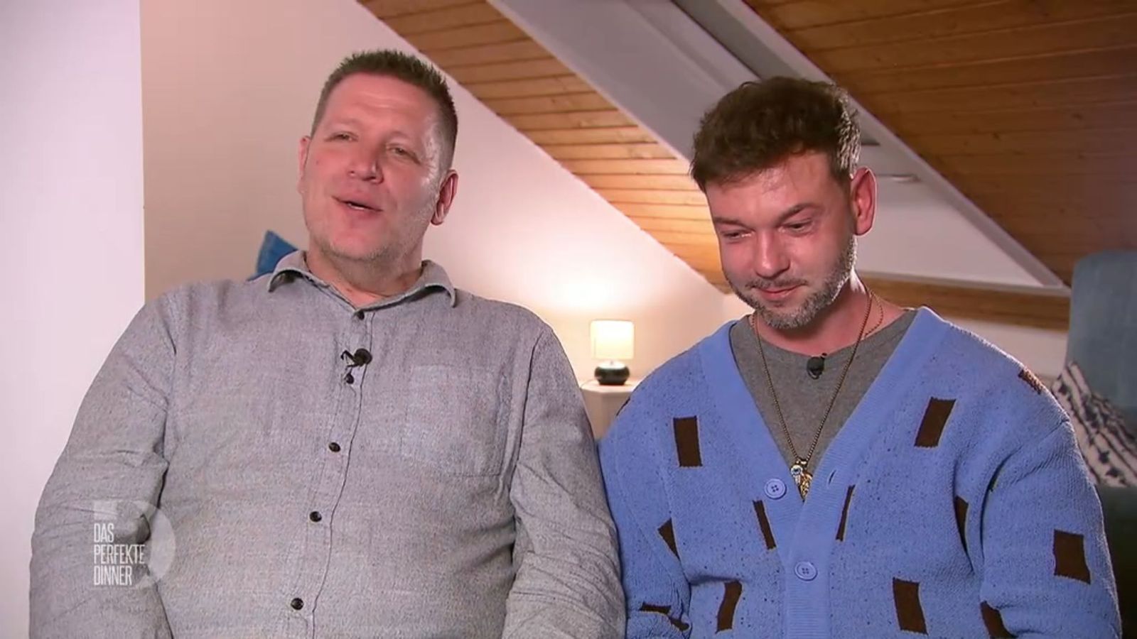Ragils Lebensgeschichte berührt Schorsch (links) und Mathias zutiefst.
 (Bild: RTL)