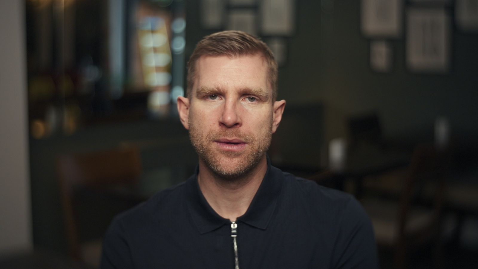Auch Per Mertesacker, 41, gehörte 2006 zu den jungen Nachwuchskräften des deutschen Teams. Zu jener Zeit lebte der Jungprofi von Hannover 96, der nach der WM zu Werder Bremen wechselte, noch daheim bei den Eltern. (Bild: ZDF)