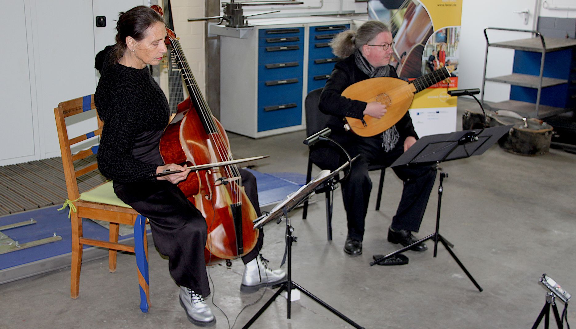 Die beiden Musiker spielen ihre Instrumente.