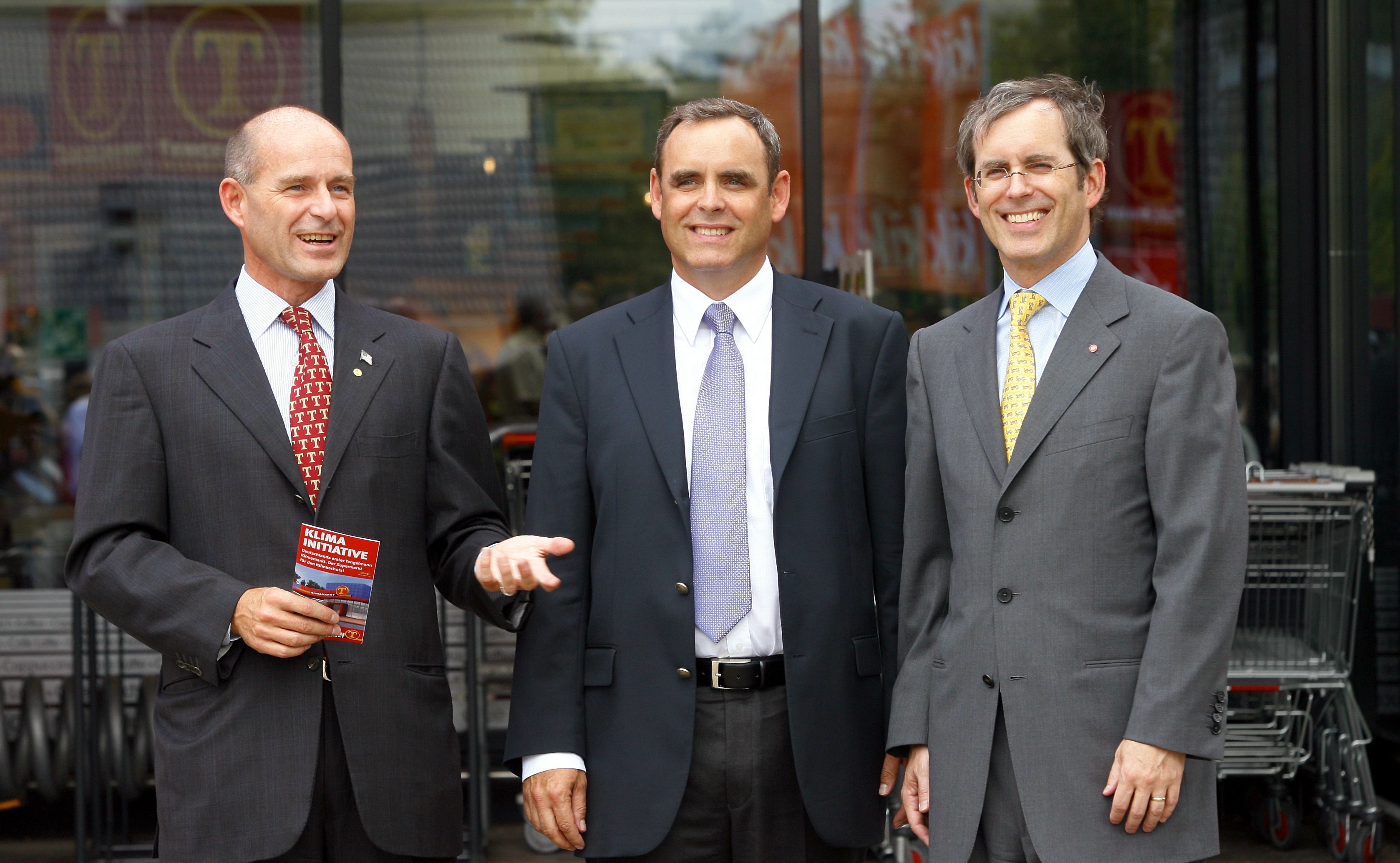 Die drei Tengelmann-Brüder Karl-Erivan Haub (l.), Georg Haub und Christian Haub (r.) 2009 vor einem Tengelmann-Geschäft in Mülheim an der Ruhr