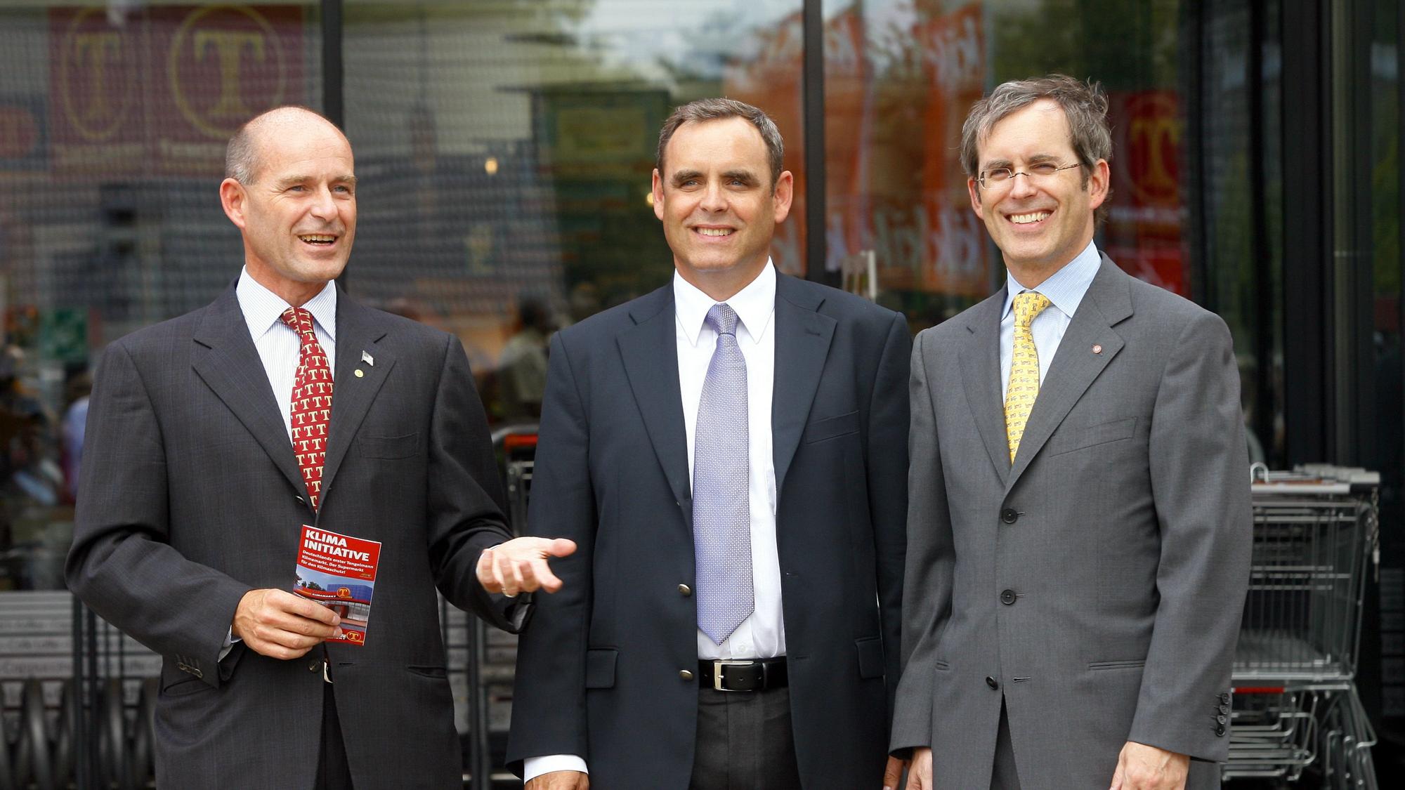 Die drei Tengelmann-Brüder Karl-Erivan Haub (l.), Georg Haub und Christian Haub (r.) 2009 vor einem Tengelmann-Geschäft in Mülheim an der Ruhr