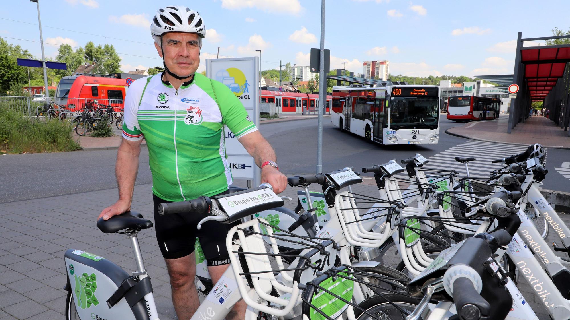 Zu sehen ist ein Mann in Radsportkleidung an einer Mobilstation.