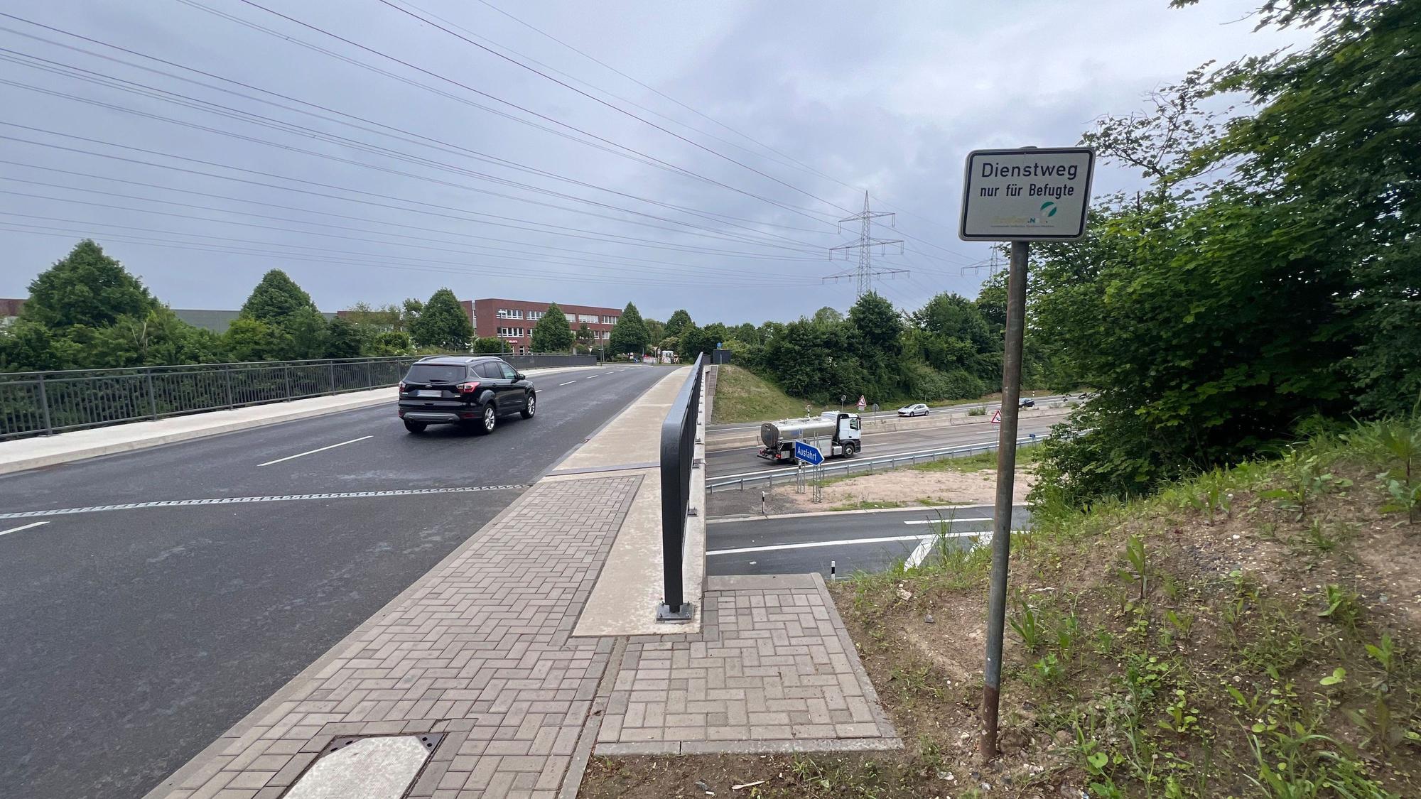 Böschung und Dienstweg an der Brücke Rather Straße in Gremberghoven sind nicht ausreichend abgesichert, findet die SPD in der Bezirksvertretung Porz.