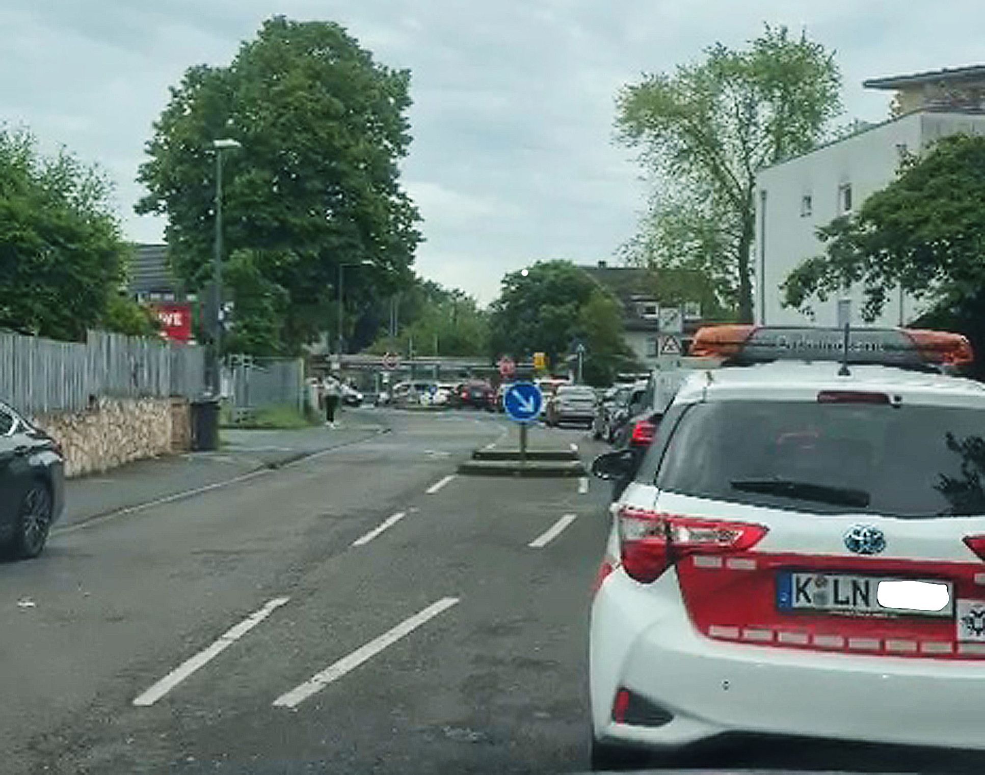 Stau in der Siedlung Schönrath in Köln-Höhenhaus, die nur noch über eine Zufahrt verfügt
