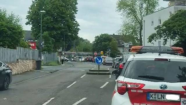Stau in der Siedlung Schönrath in Köln-Höhenhaus, die nur noch über eine Zufahrt verfügt