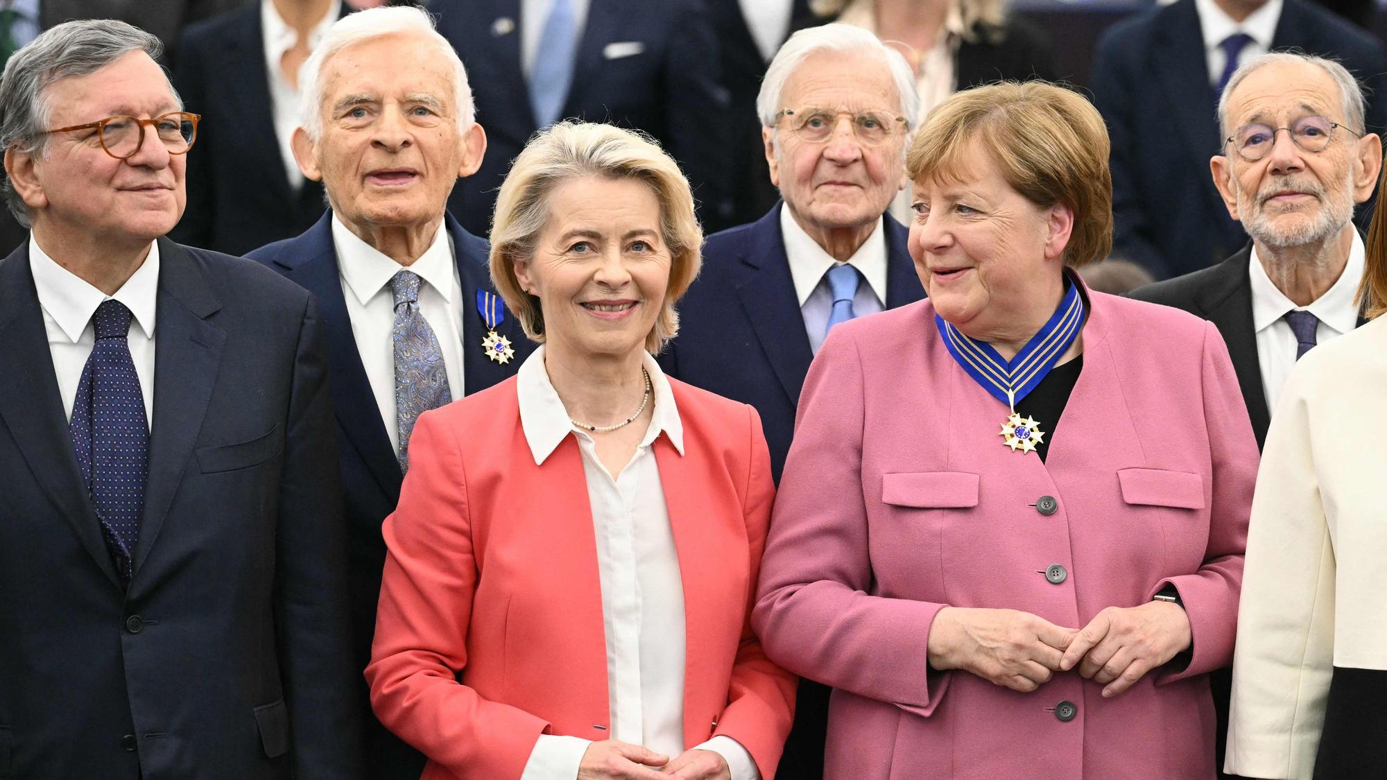 EU-Kommissionspräsidentin Ursula von der Leyen (C) und die frühere deutsche Bundeskanzlerin Angela Merkel (2. v. r.) posieren für ein Gruppenfoto am Ende der Zeremonie zur Verleihung des Europäischen Verdienstordens, mit dem Personen geehrt werden, die einen bedeutenden Beitrag zur europäischen Einigung, zur Demokratie oder zur Förderung und Verteidigung europäischer Werte geleistet haben.