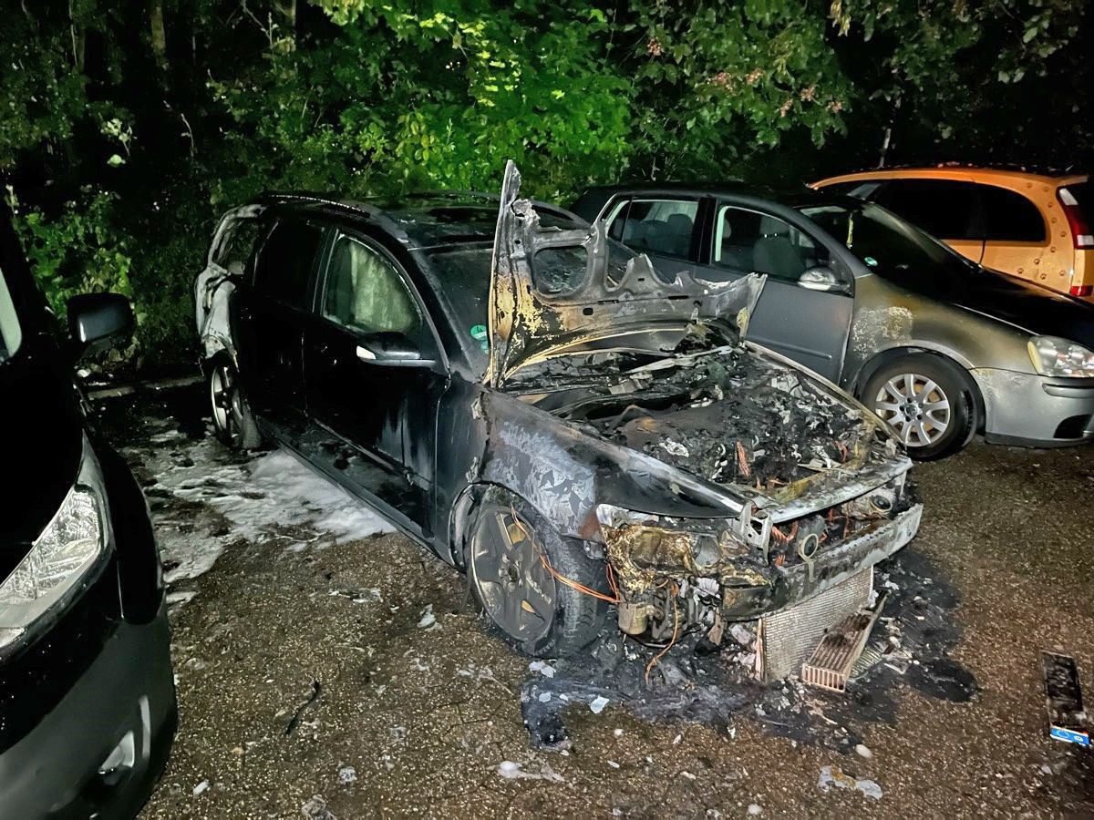Ein brennendes Auto in Monheim am Rhein.