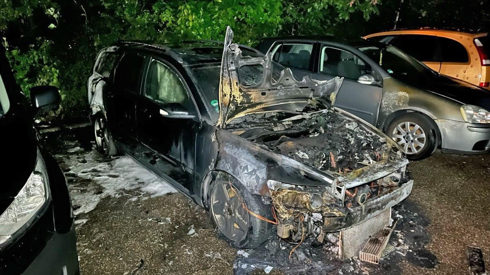 Ein brennendes Auto in Monheim am Rhein.