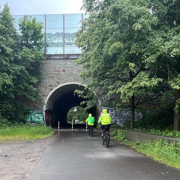 Forderung der Politik: Die Durchfahrt für Pkw soll an der Unterführung der Autobahn in der Straße In der Westhovener Aue auch in Zukunft unterbunden sein.
