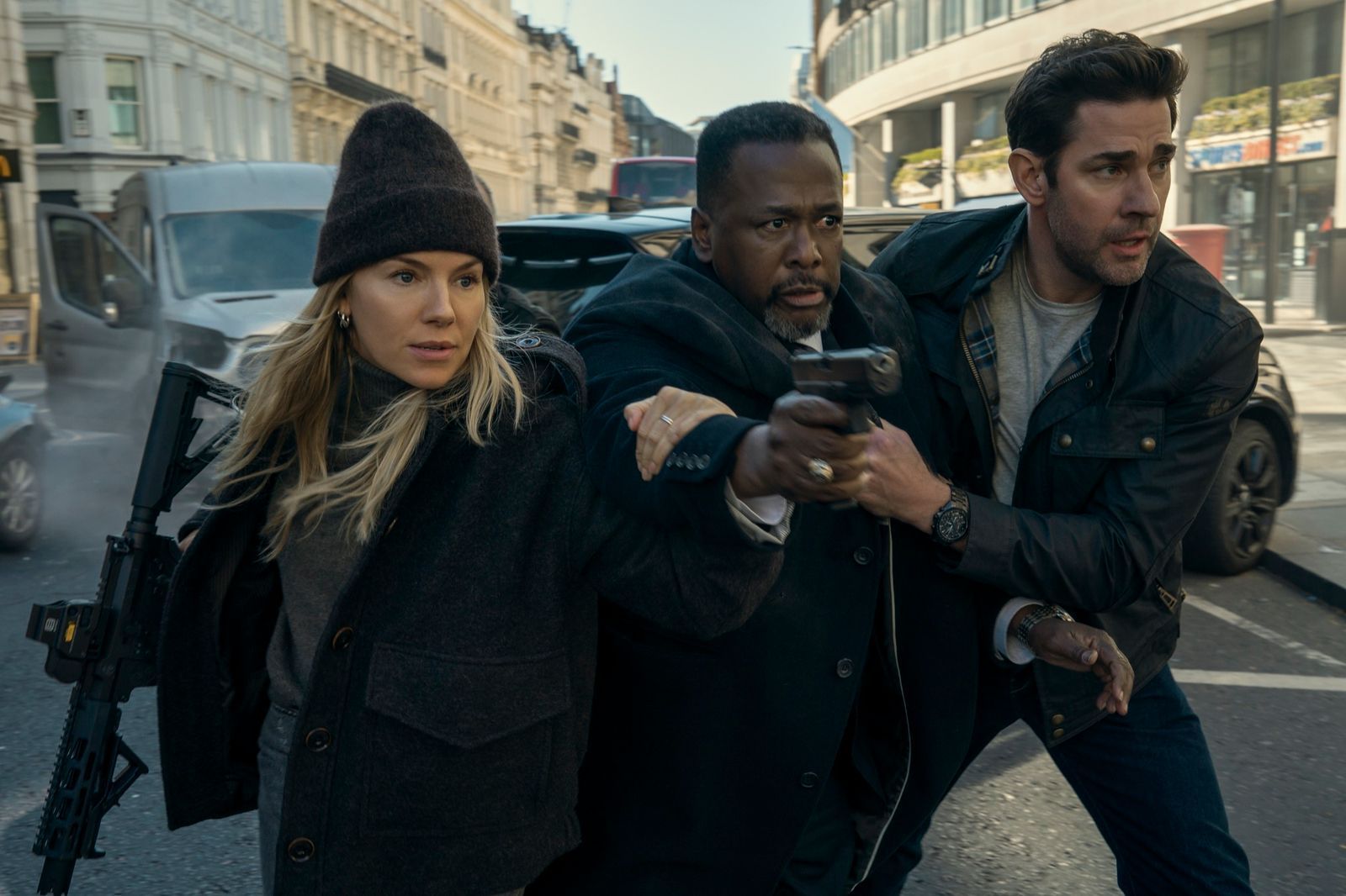 MI6-Agentin Emma Marlow (Sienna Miller) unterstützt den CIA-Vizechef James Greer (Wendell Pierce, Mitte) und Jack Ryan (John Krasinski) in brenzligen Situationen. (Bild: Amazon Content Services LLC / Jonny Cournoyer / Prime Video)